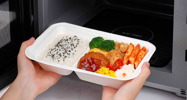 電子レンジにお弁当を入れる様子