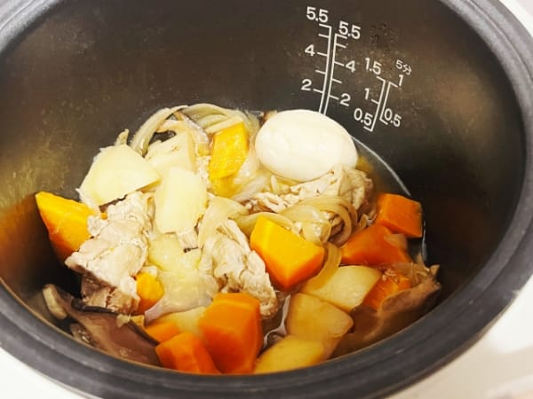 炊飯器で肉じゃがを作る様子