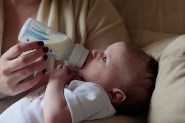 ミルクを飲む赤ちゃん