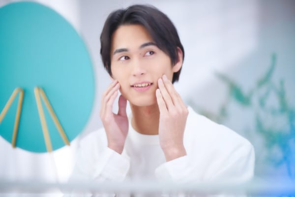 肌ケアするメンズ