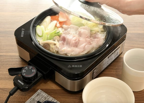 一人用電気鍋で料理を作る様子