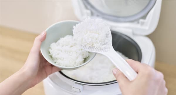 ごはんをよそう様子