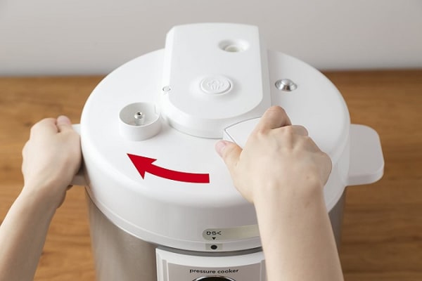 スライド式の電気圧力鍋